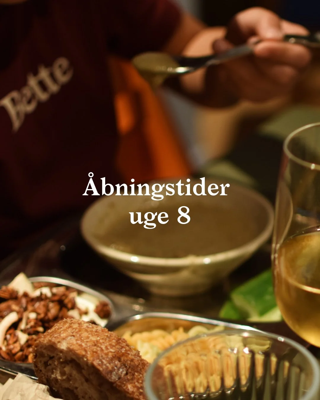 &Aring;BNINGSTIDER:⁠
Mandag: lukket⁠
Tirsdag: 09:00-17:00 ⁠
Onsdag: 09:00-19:30 - Bettes Aftensmad⁠
Torsdag: 09:00-17:00⁠
Fredag: 09:00-17:00⁠
L&oslash;rdag: 09:00-12:00 - Lukker tidligt grundet privat arrangement⁠
S&oslash;ndag: 09:00-17:00⁠
⁠
Tjek 