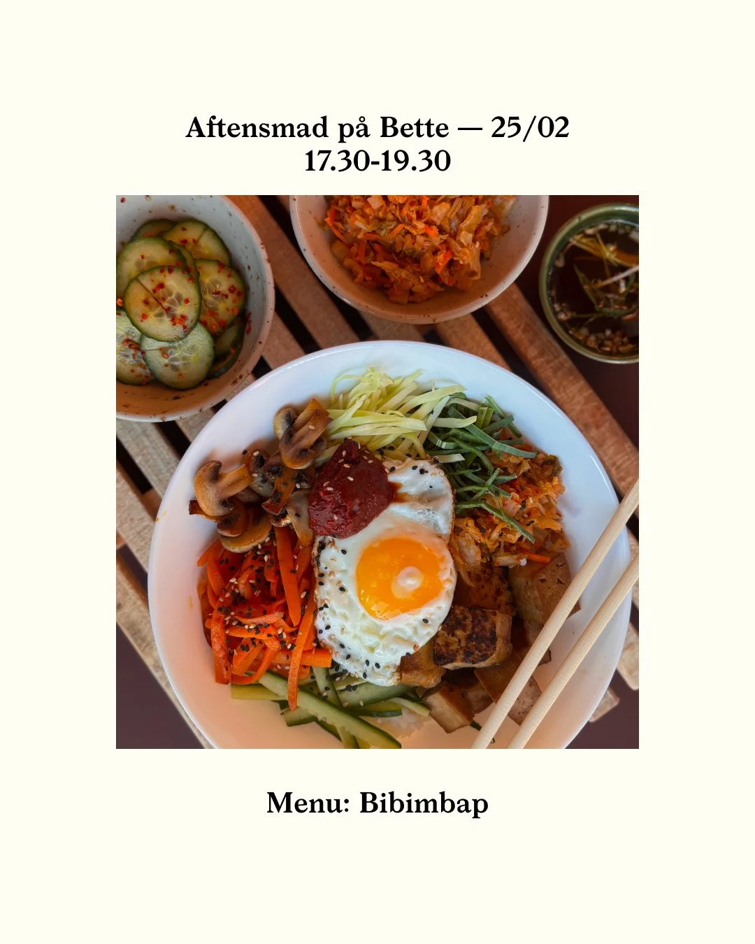 BETTES AFTENSMAD 25/02: Bibimbap with kimchi, pickled cucumbers, and miso &amp; seaweed soup. Choose between pork or tofu. ⁠
⁠
Derudover har vi som altid vores b&oslash;rnemenu og babymos, samt &oslash;l/vin/most. ⁠
⁠
K&oslash;b jeres billetter onlin