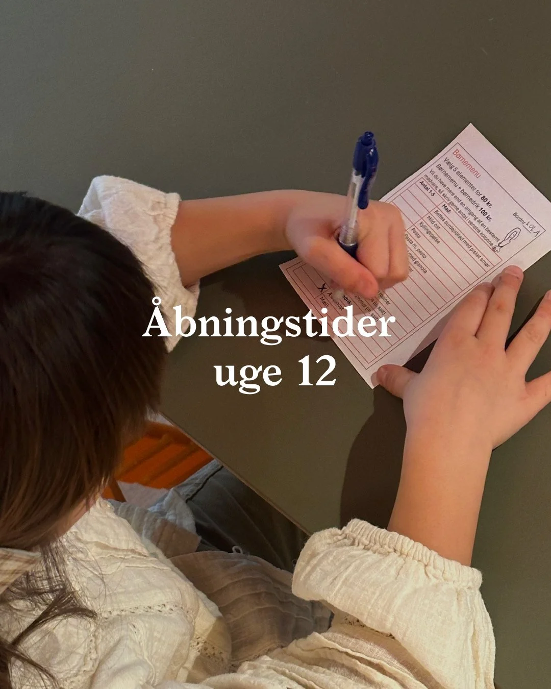 &Aring;BNINGSTIDER:⁠
Mandag: lukket⁠
Tirsdag: 09:00-17:00 ⁠
Onsdag: 09:00-19:30⁠
Torsdag: 09:00-17:00⁠
Fredag: 09:00-17:00⁠
L&oslash;rdag: 09:00-17:00⁠
S&oslash;ndag: 09:00-17:00⁠
⁠
Tjek bette.cafe for at se, alle vores events i l&oslash;bet af ugen