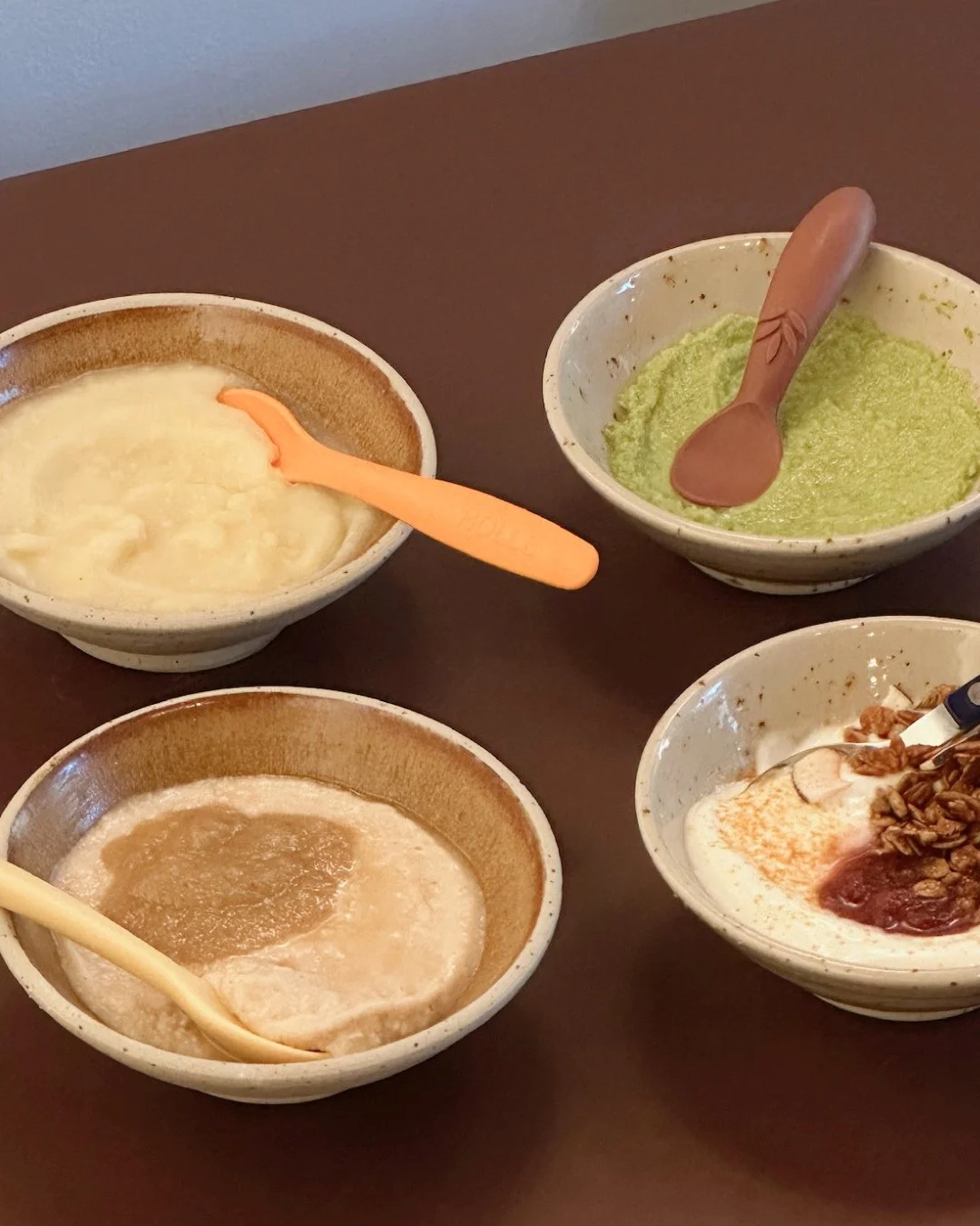 Til de mindste p&aring; Bette ✨⁠
⁠
Vi har lidt af det hele til babyer og sm&aring; b&oslash;rn &ndash;⁠
gr&oslash;ntsagsmos fra Ma-mam, hjemmelavet &aelig;rtemos (en Bette-klassiker) og b&oslash;rneyoghurt til dem med t&aelig;nder 🤍⁠
⁠
Vores nyeste 