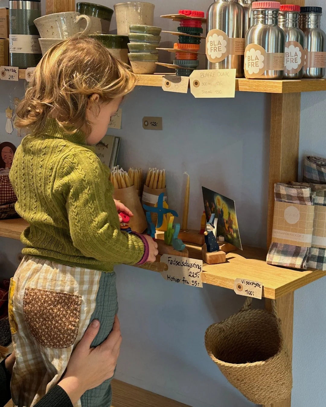 Sm&aring; h&aelig;nder, store opdagelser ✨⁠
Hos Bette Caf&eacute; er der plads til nysgerrighed, leg og hyggelige &oslash;jeblikke &ndash; b&aring;de for sm&aring; og store 💛⁠
⁠
Kom forbi til en kop kaffe, lidt ro og m&aring;ske en ny favoritting p&