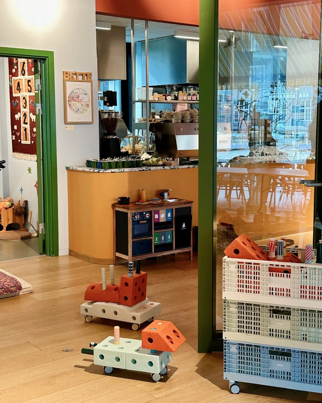 Et rum til for&aring;r og p&aring;ske 🌿🐣⁠
Til leg, sm&aring; opdagelser⁠
og rolige stunder for b&aring;de b&oslash;rn og for&aelig;ldre 🤍