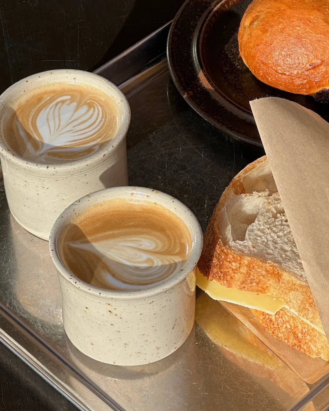 Kaffe p&aring; kanden ☕️⁠
for&aring;r i luften 🌿⁠
og mulighed for at tage koppen med ud p&aring; legepladsen 🤍