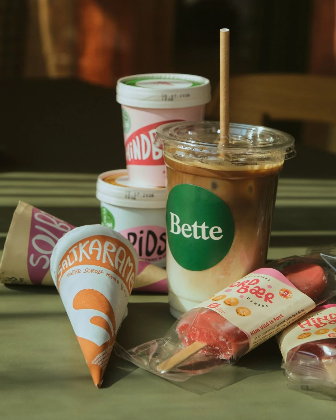 Fredagssol og fork&aelig;lelse til b&aring;de store og sm&aring; ☀️💚⁠
Kold iskaffe, s&oslash;de fristelser og sm&aring; &oslash;jeblikke, der smager af weekend 🌿⁠
⁠
Vi gl&aelig;der os til at se jer hos Bette ✨
📷 @amalieivalo.portfolio