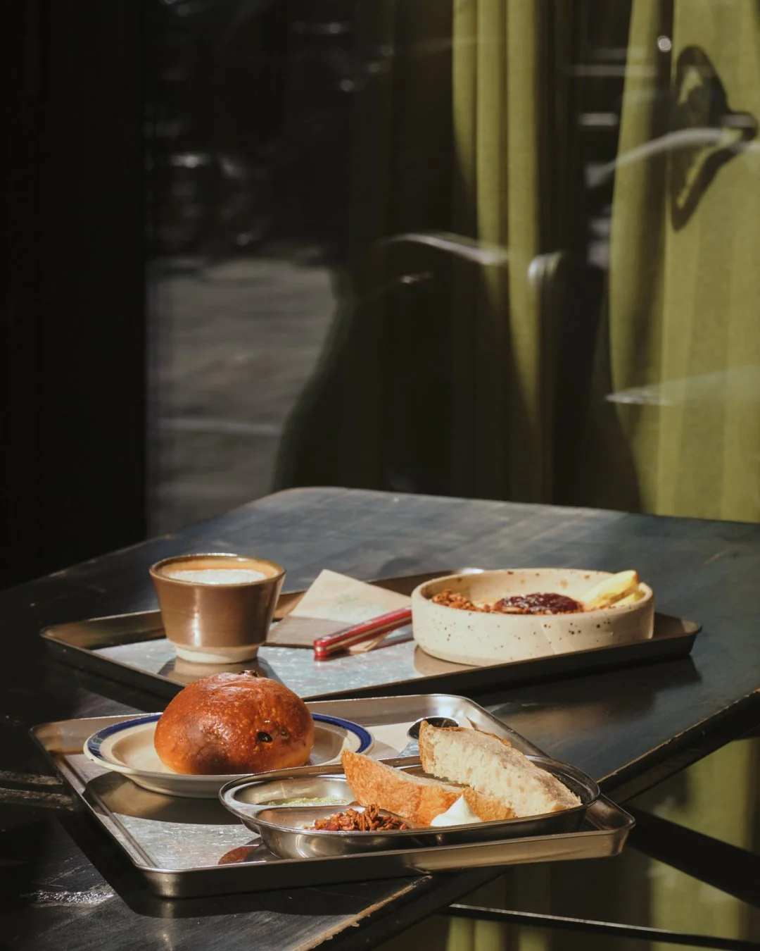 L&oslash;rdagssol, kridt p&aring; fortovet og leg p&aring; legepladsen ☀️⁠
En lille pause med kaffe, noget godt p&aring; tallerkenen &ndash; og tid til bare at v&aelig;re 🌿⁠
⁠
Fra vores udend&oslash;rsborde er der frit udsyn til legepladsen &ndash; 