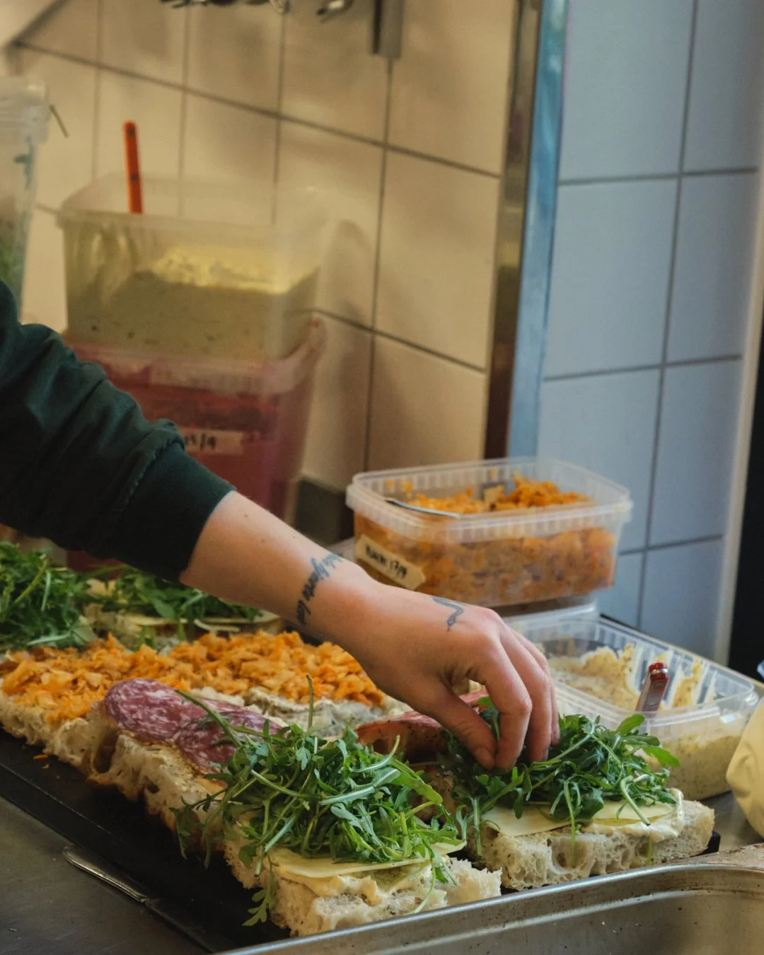 En gammel kending, vi har med os helt fra N&oslash;rrebro-perioden i Bettes liv:⁠
⁠
Bette's ber&oslash;mte sandwich p&aring; hjemmebagt foccacia 😋⁠
⁠
Du kan v&aelig;lge mellem fennikelp&oslash;lse eller kimchi 🧡⁠
