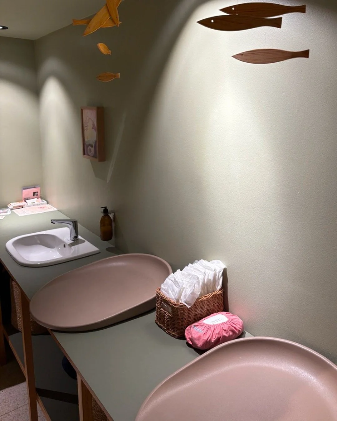 Ogs&aring; de sm&aring; detaljer t&aelig;ller 💛⁠
Hos Bette har vi gjort plads til de mindste &ndash; med rolige omgivelser og praktiske faciliteter, der g&oslash;r hverdagen lidt nemmere 🌿⁠
⁠
S&aring; I kan fokusere p&aring; det vigtigste: en god s