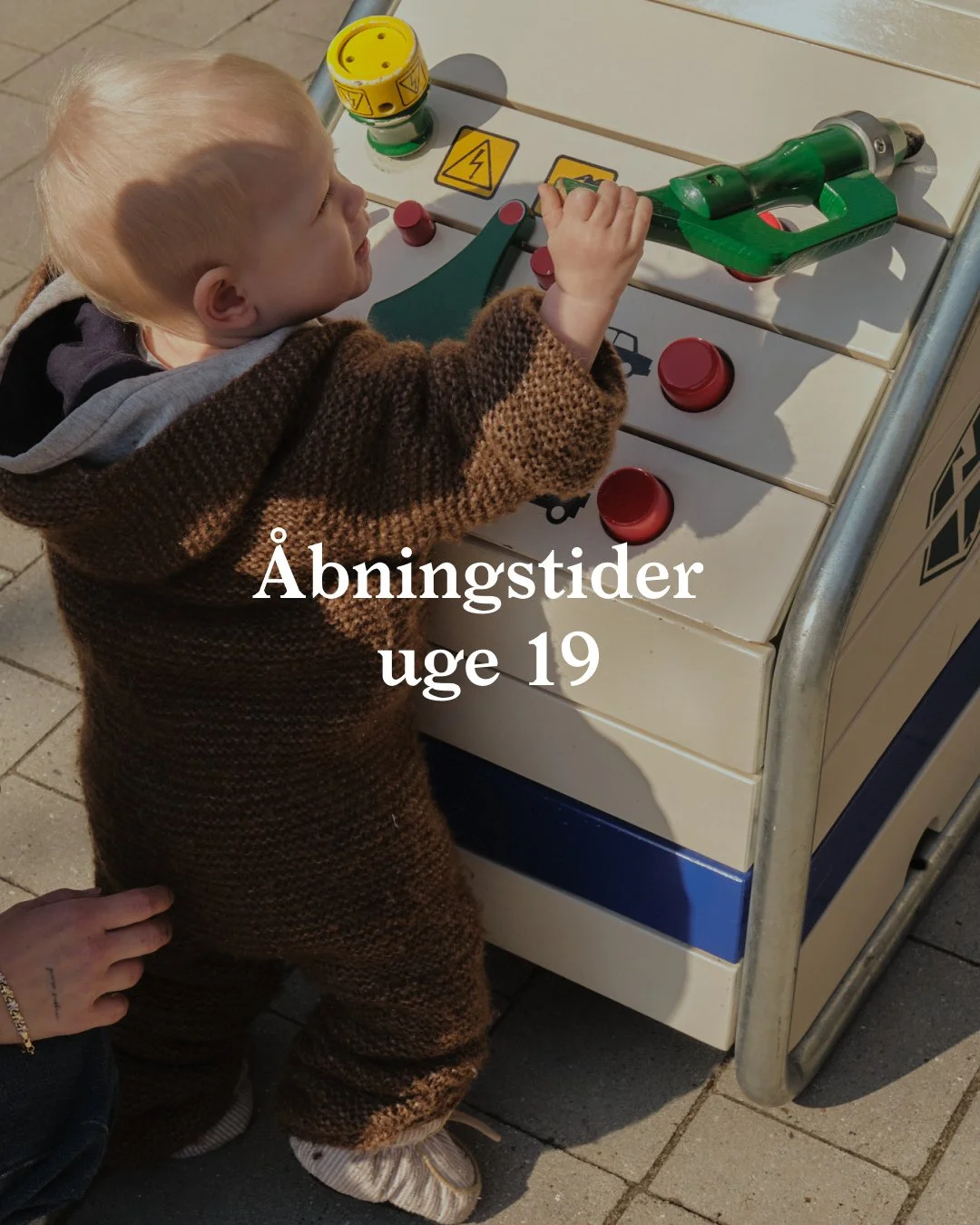 &Aring;BNINGSTIDER:⁠
Mandag: lukket⁠
Tirsdag: 09:00-17:00 ⁠
Onsdag: 09:00-19:30⁠
Torsdag: 09:00-17:00⁠
Fredag: 09:00-17:00⁠
L&oslash;rdag: 09:00-17:00⁠
S&oslash;ndag: 09:00-17:00 - Loppemarked 10:00-15:00⁠
⁠
Tjek bette.cafe for at se, alle vores even