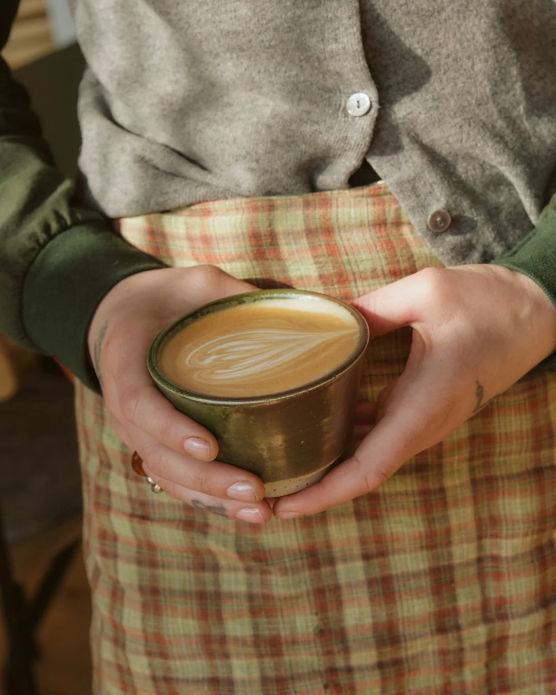 Weekend, sol og kaffe i h&aring;nden ☀️☕️⁠
⁠
Vi har brygget klar &ndash; og p&aring; s&oslash;ndag er der Bettes loppemarked lige udenfor 🌿⁠
⁠
Perfekt anledning til at g&aring; p&aring; opdagelse, finde sm&aring; skatte og tage en pause hos os 💛⁠
⁠