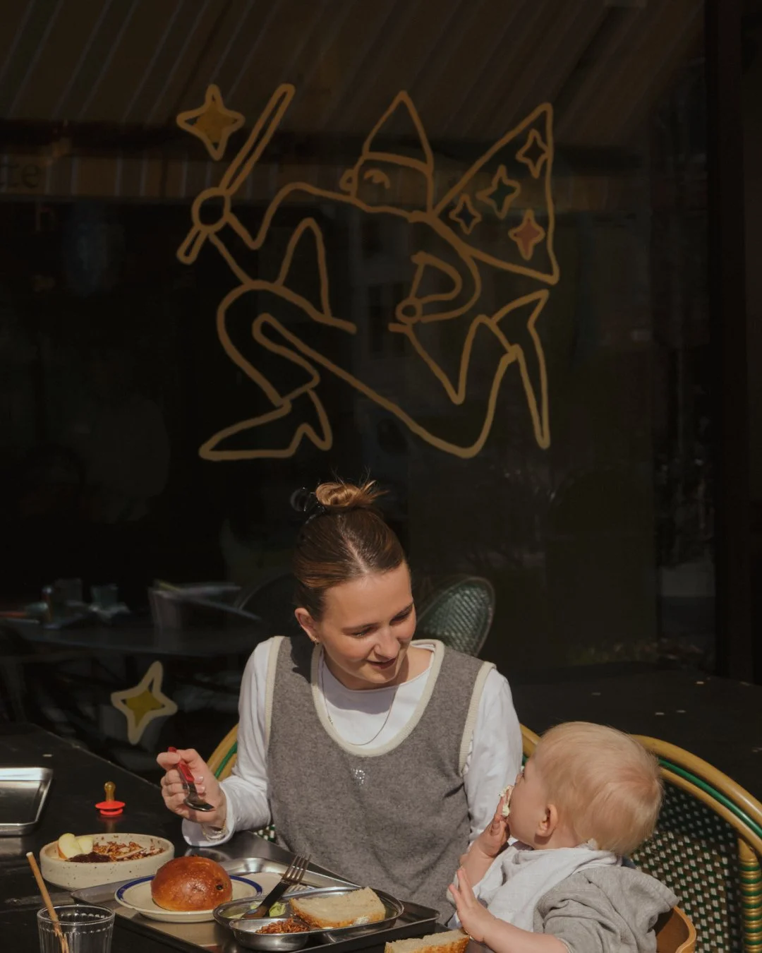Gl&aelig;delig mors dag 💛⁠
⁠
Vi h&aring;ber, I bliver fork&aelig;let lidt ekstra i dag &ndash; med kaffe, kram og sm&aring; pauser ☀️⁠
⁠
Vi fejrer dagen med Bettes loppemarked lige ude foran caf&eacute;en 🌿⁠
Fyldt med gode fund til b&oslash;rnefami
