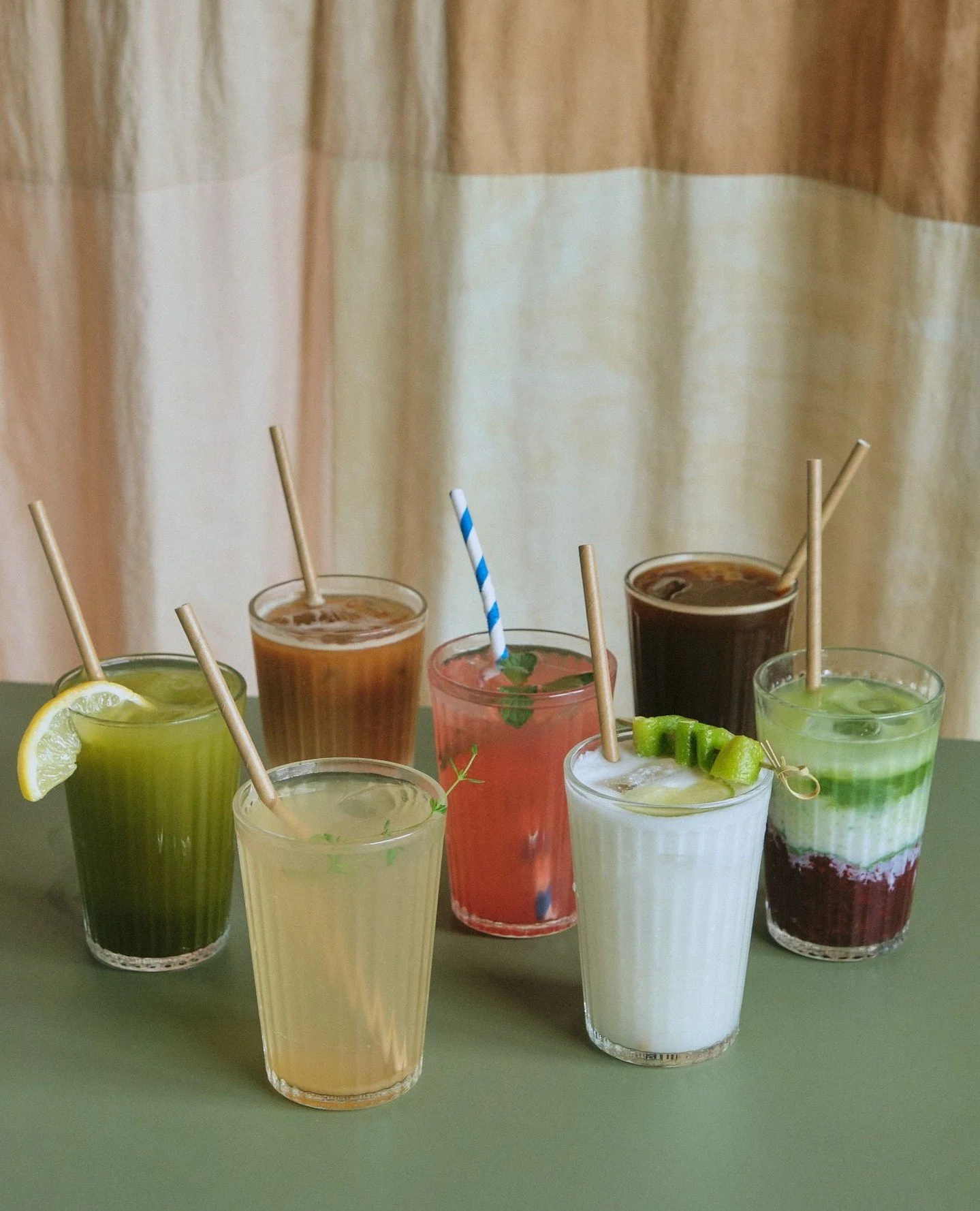 Varmt vejr kalder p&aring; kolde drikke ☀️🧊⁠
⁠
Hos Bette finder I iskaffe, lemonader og andre sommerfavoritter &ndash; og lige foran caf&eacute;en venter legepladsen p&aring; de sm&aring; 🌿💛⁠
⁠
Perfekt til en pause, hvor b&aring;de b&oslash;rn og 