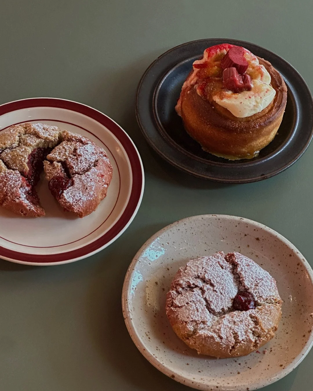 Nye sommerkager p&aring; menuen fra i dag ☀️🍓⁠
⁠
🤍 Hindb&aelig;rcookie⁠
Spr&oslash;d udenp&aring;, bl&oslash;d indeni og fyldt med friske hindb&aelig;r.⁠
⁠
🤍 Sommersnegl⁠
Med rabarber-appelsinkompot, cream cheese og syltede rabarber.⁠
⁠
Perfekt ti