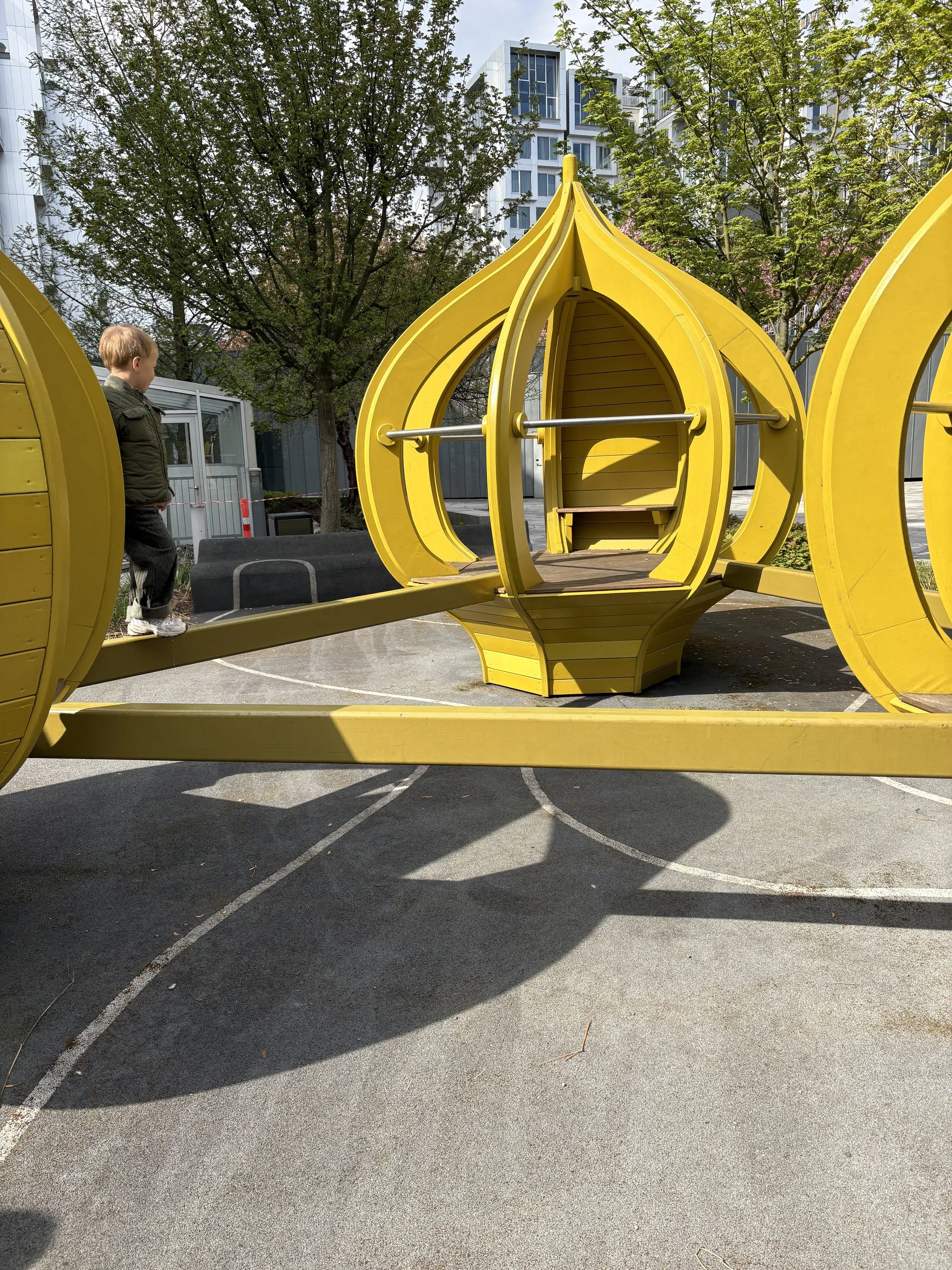 Barn leger på legeplads