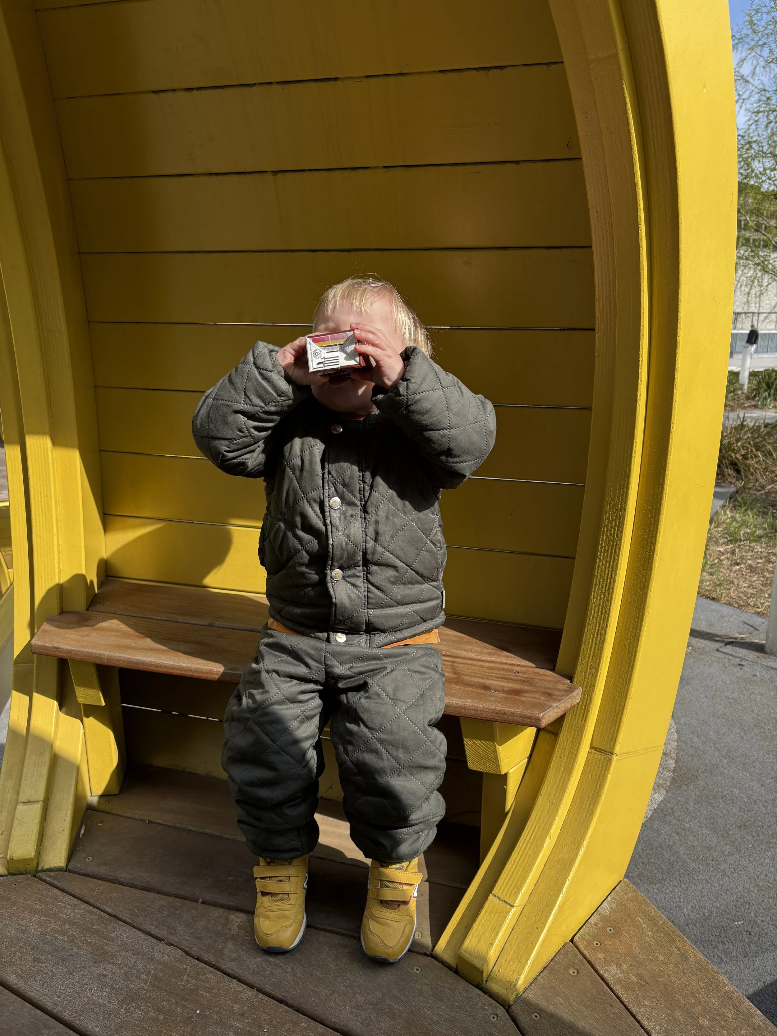 Barn drikker på legeplads