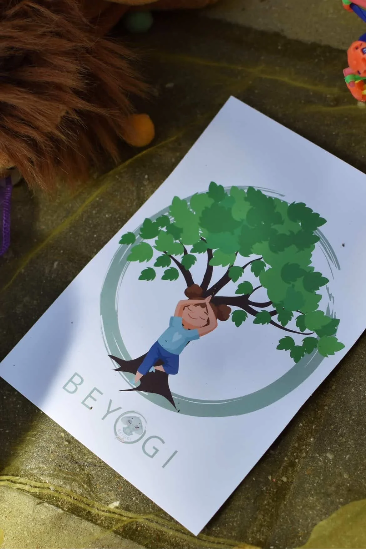 Beyogi tegning af barn og træ yoga