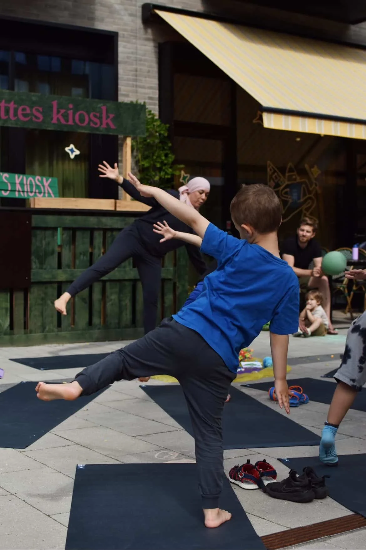 Børneyoga foran Bette Cafe i Carlsberg Byen