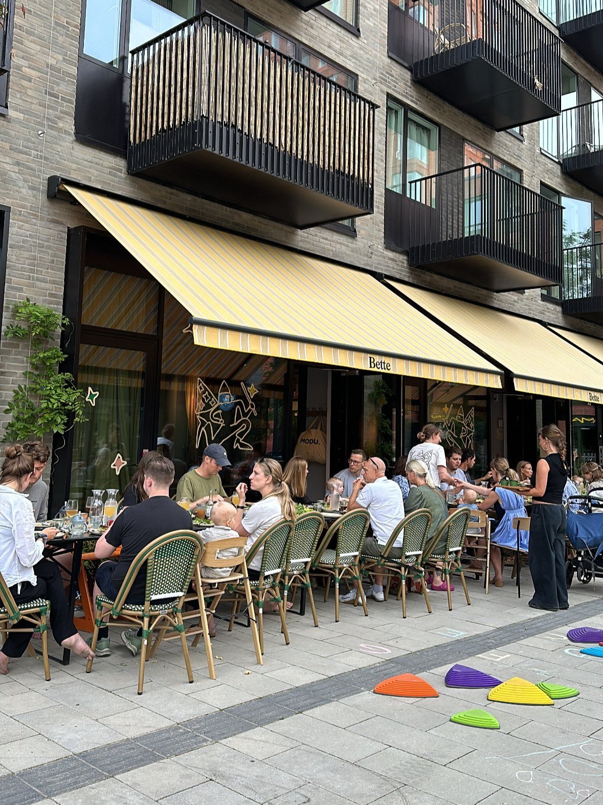 Fællesspisning ved langborde