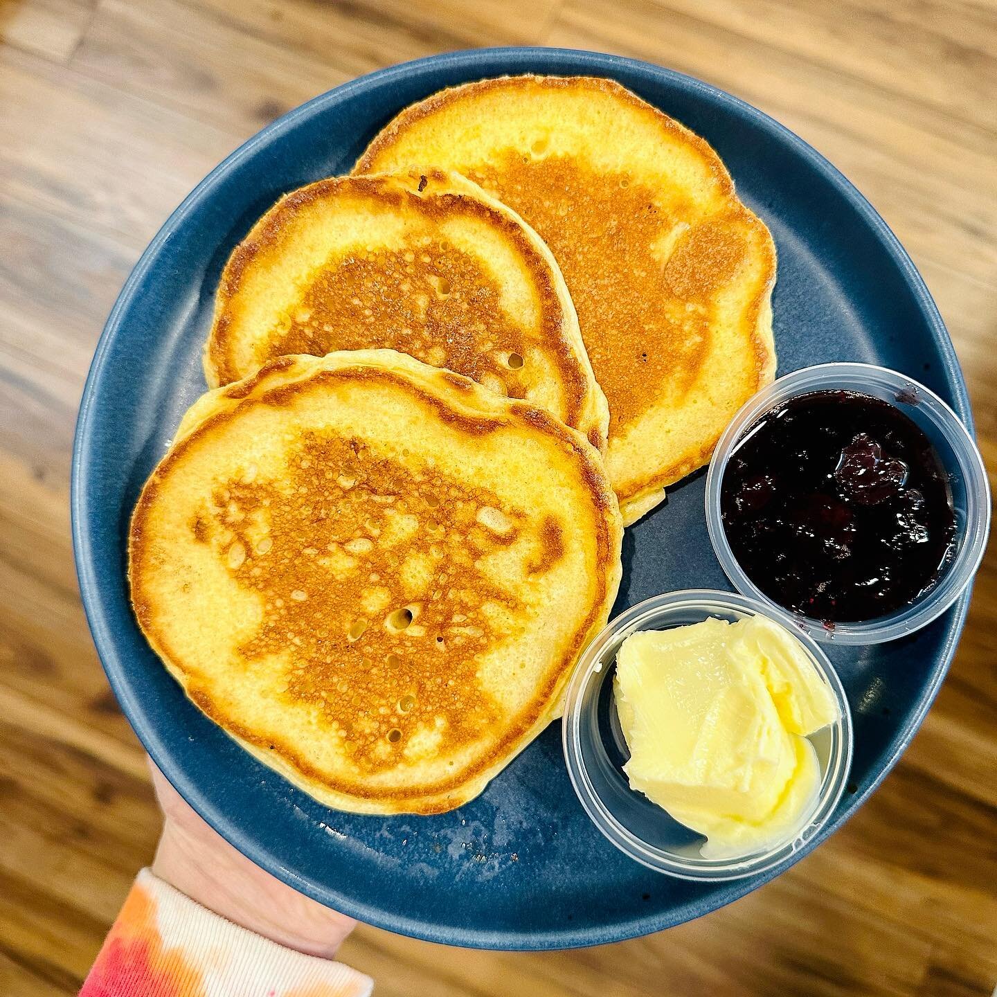 Good morning Friday Morning Pancake Club!

These fluffy boys are made w/ local buttermilk &amp; organic flour. Served w/ blueberry maple syrup &amp; butter! 

#TGIF #FMPC #mariasbreadsandwiches #breakfast #pancakes