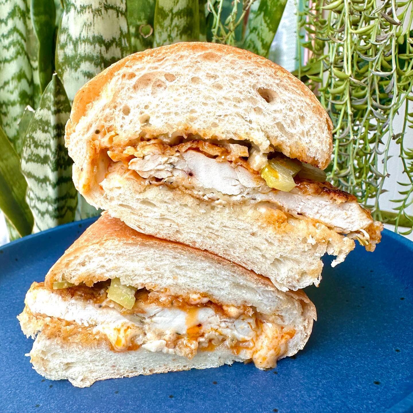 IT&rsquo;S SHORTY THURSDAY YA&rsquo;LL!!

Buffalo Chicken Shorty

Local chicken breast dipped in hot sauce, blue cheese mayo, shaved celery on a homemade soft roll

#mariasbreadsandwiches #shortythursday #lunch #collingswood #itswhereyouwanttobe