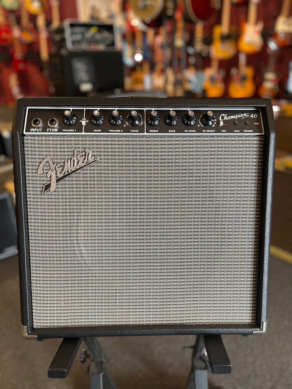 Kom forbi for at vide det radioaktivitet Airfield Fender Champion 40 1x12" 40-watt Combo Amp — Kentucky Music