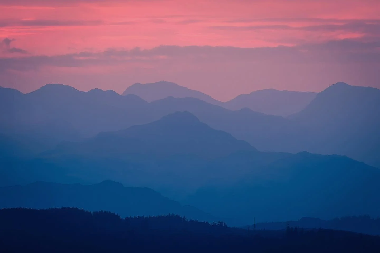 LAKELAND LAYERS π€©
Sunset from Scout Scar just outside Kendal Town. A popular spot for walking and with views into the lakes and across to Blackpool. 
I was just about to leave after sunset when I thought I’d wait for a few minutes more, and