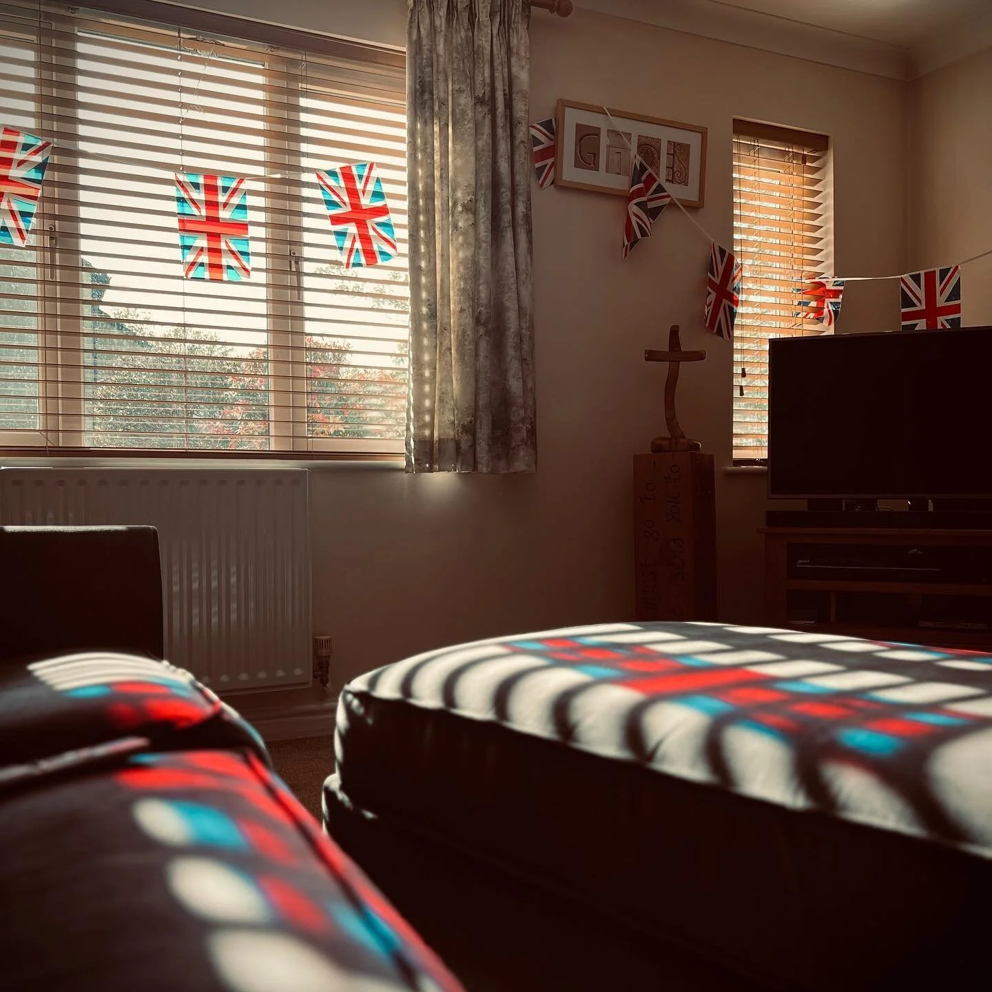 Coronation Living Room this week as the light bursts in. #wexmondays 
#iphonepromax #iphone13promax #livingroom #kendalphotographer #cumbria #urbanliving #coronation #coronationweekend #coronationπ #coronationfamily #coronationphotographer #coronat