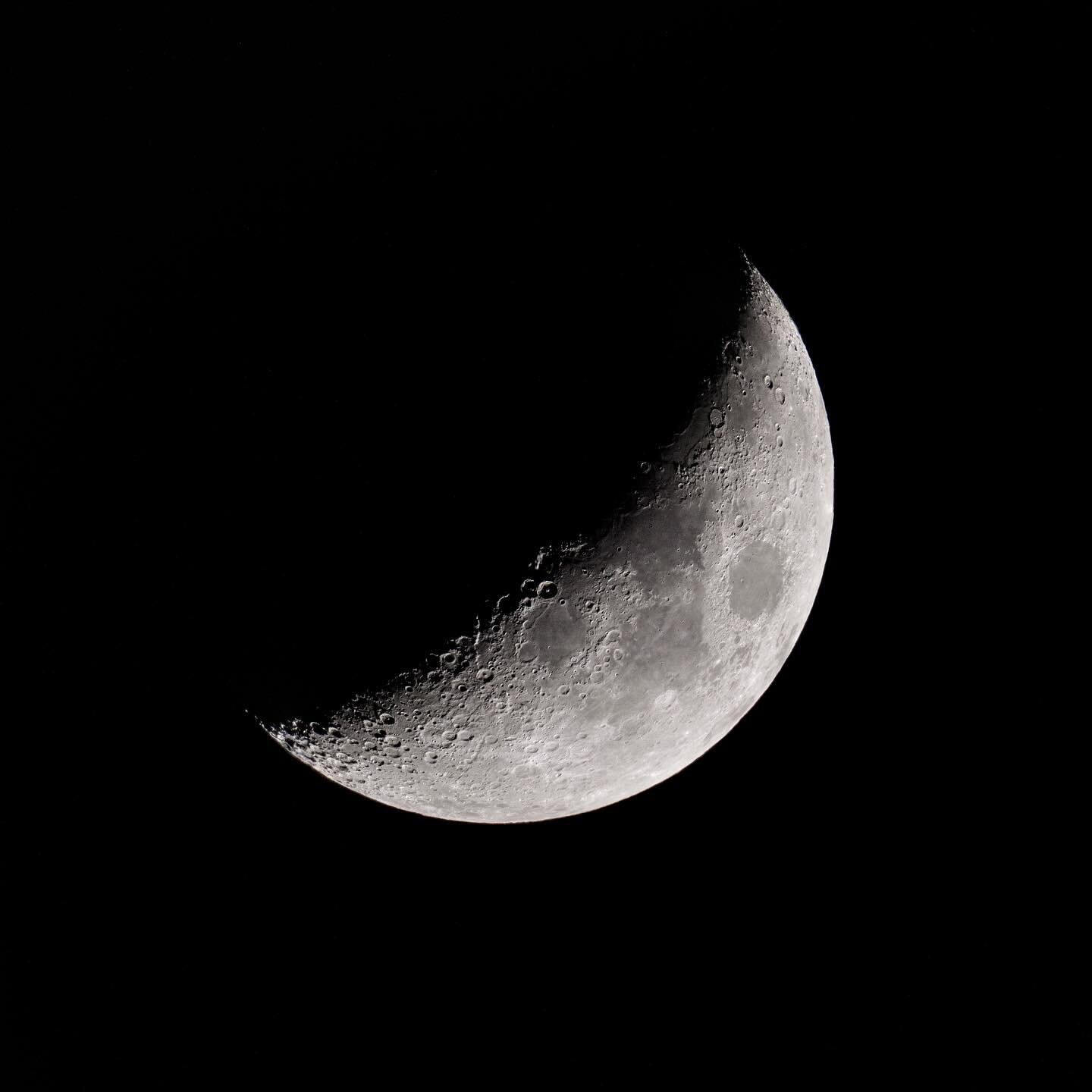 Friday nights crescent moon 🌙 over #kendal
The craters are just unreal. Look small but I&rsquo;m sure they are as big as any country. Swipe left to zoom!! 

#astro #moon #sonyphotography #moonshots #space #stars #fullmoon #placetobe #igdaily #fyp #t