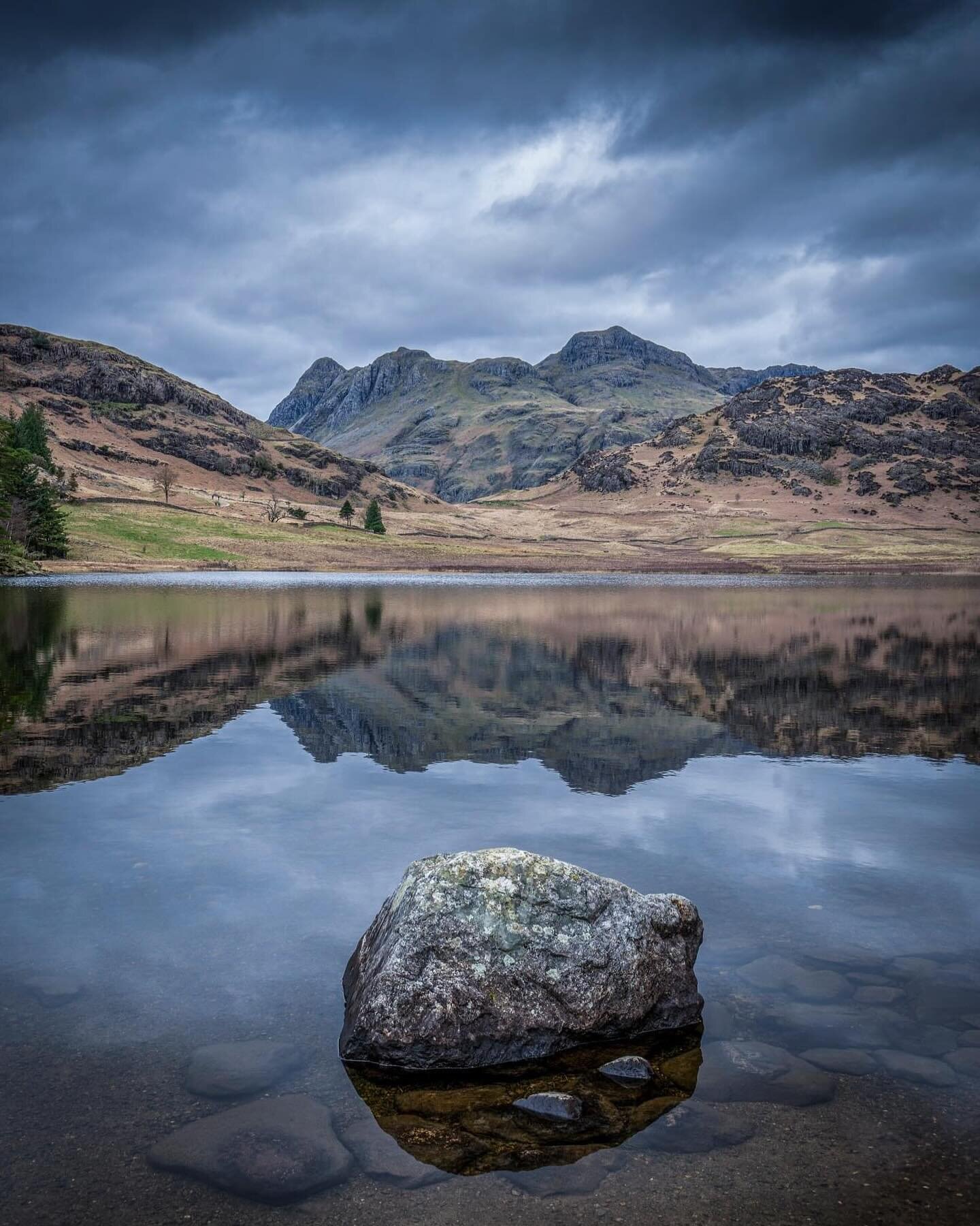 GET OUT while you can - is the voice I hear everyday. I don&rsquo;t normally go out at mid day for a wander but I just had to this week. Here&rsquo;s a few from the Langdale valley. 

#yourshotphotographer #your_lakedistrict #lakedistrict #thelakedis