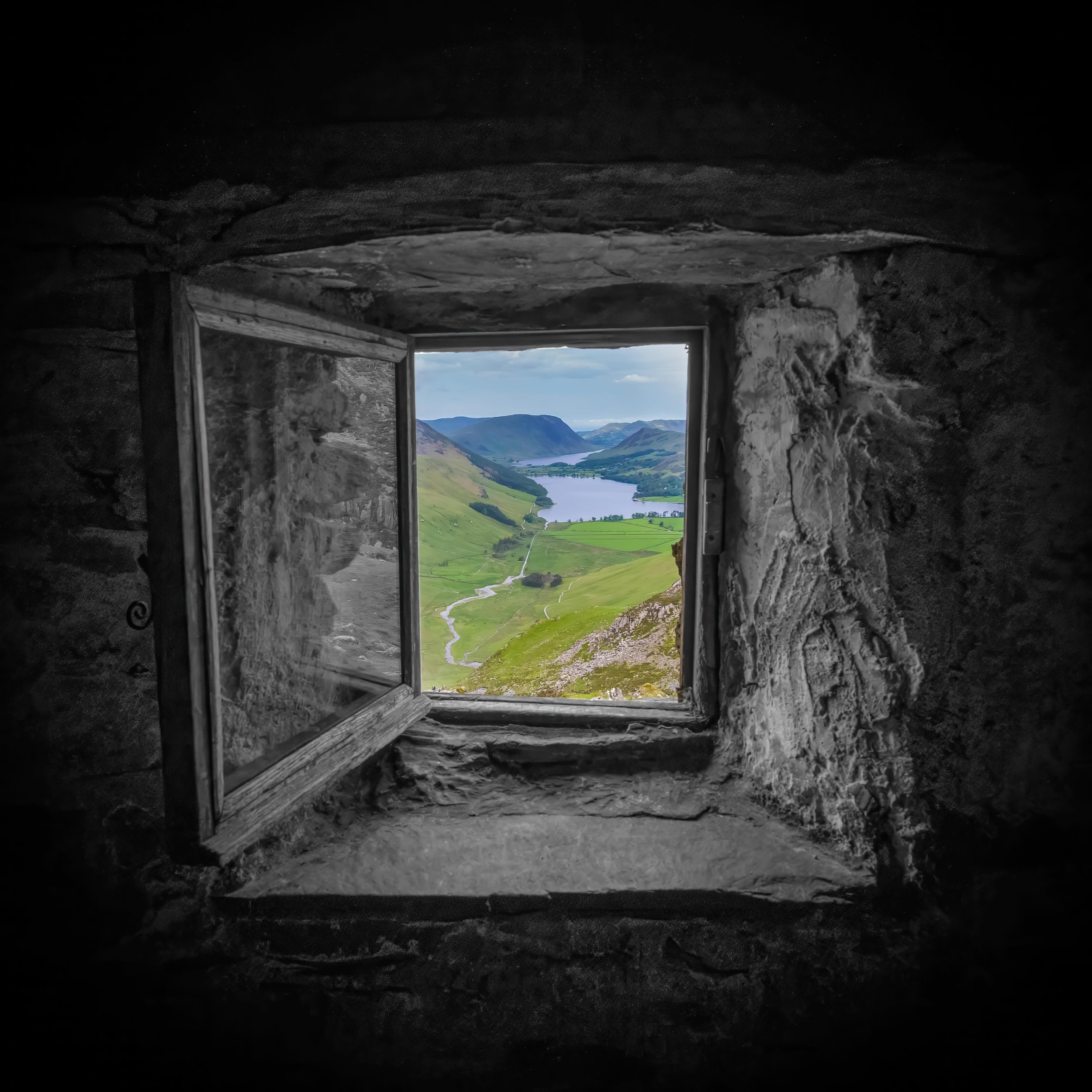 THE BEST WINDOW VIEW in the UK? After 23 years since moving to Cumbria I finally made it to Warnscale Bothy. 

What&rsquo;s your best window view? 

#lakedistrict #thelakedistrict  #bealpha  #visitengland #folkgreen #photosofbritain #bbcearth #eartho
