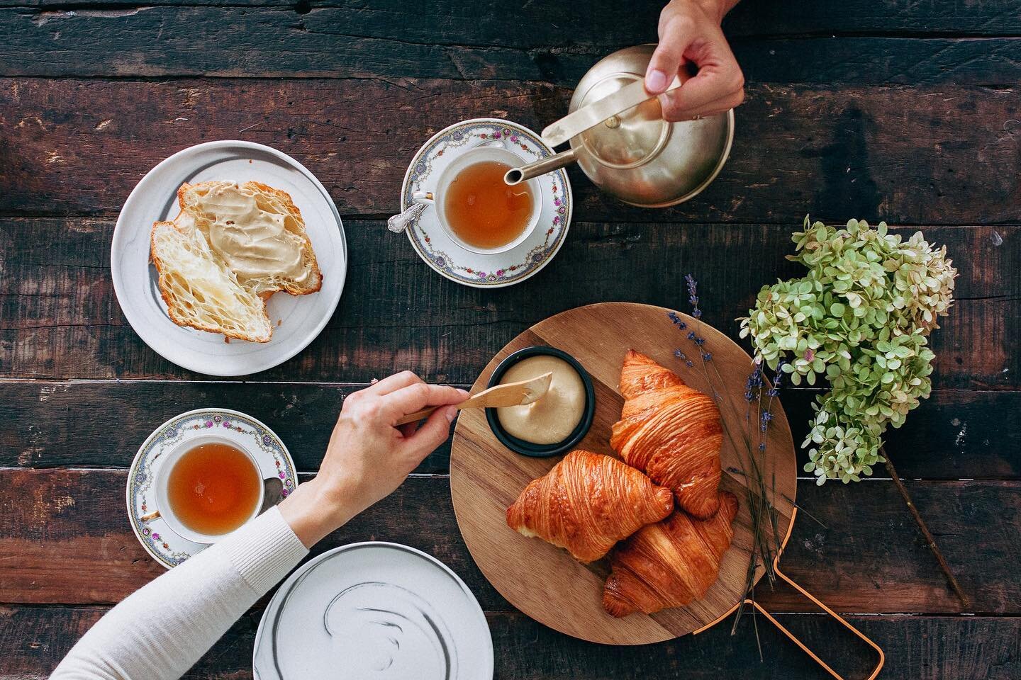 Sunday is for treating yourself, and what tastier way do to that then eating a warm flaky croissant slathered with Pure Maple Butter?🤤 Go ahead, you deserve it! 

#maplebutter #gourmet #sundaybrunch #puremaple #croissantsforbreakfast #tastytreat #to