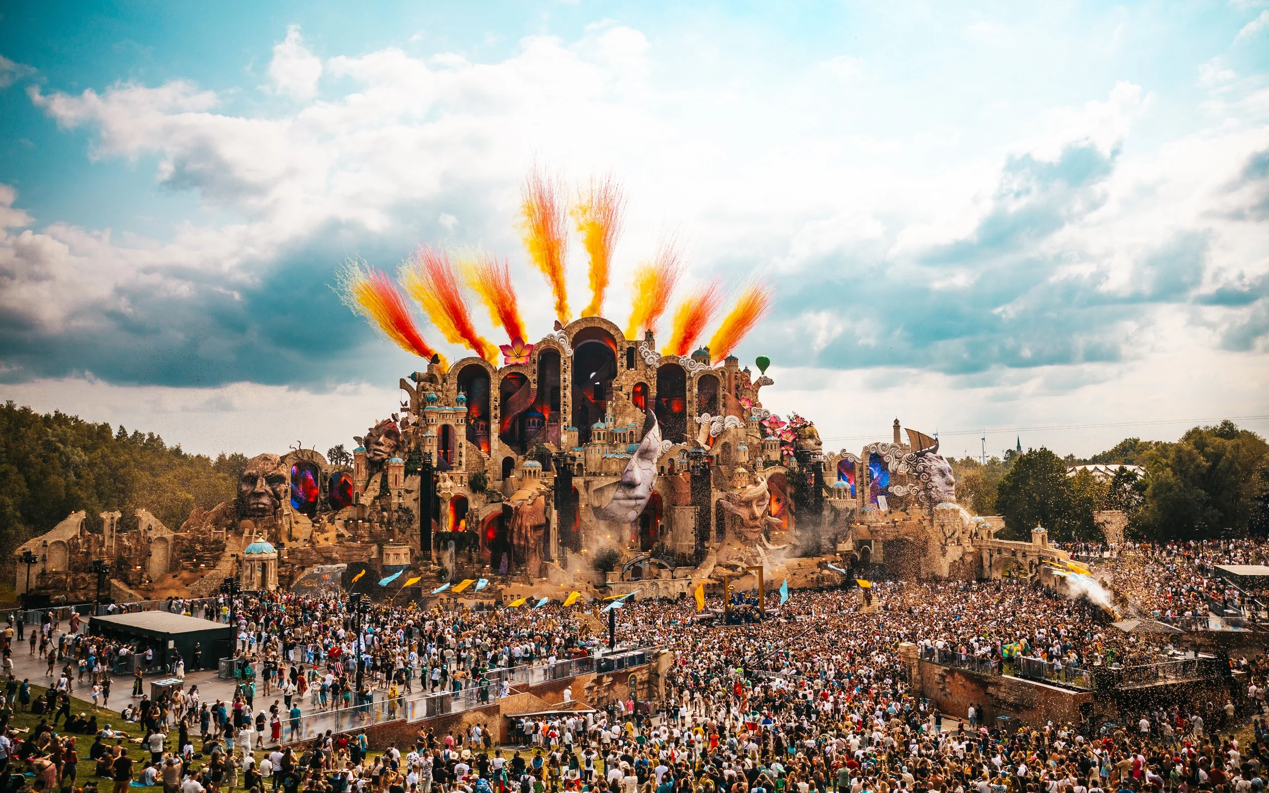 Festivalpodium met publiek op Tomorrowland