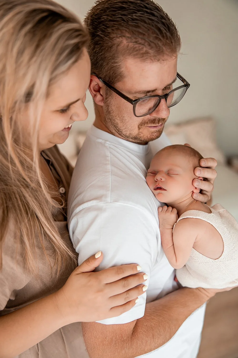 Papa en mama met hun newborn