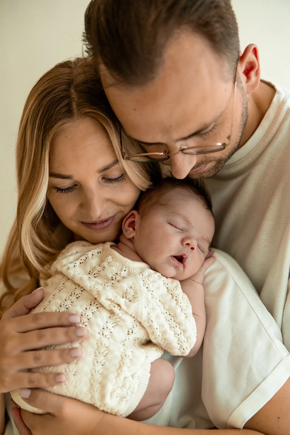 Ouders knuffelen hun pasgeboren baby