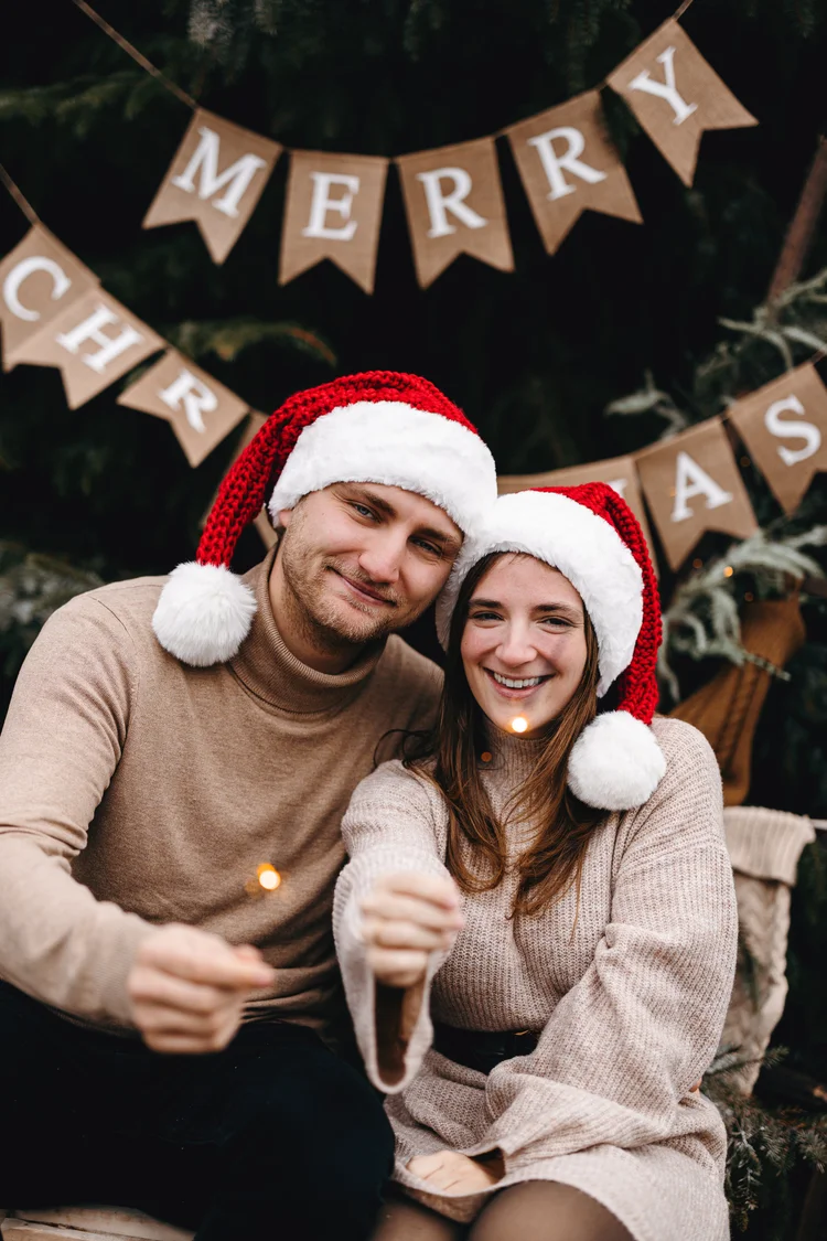 Koppel met kerstmutsen en sterretjes