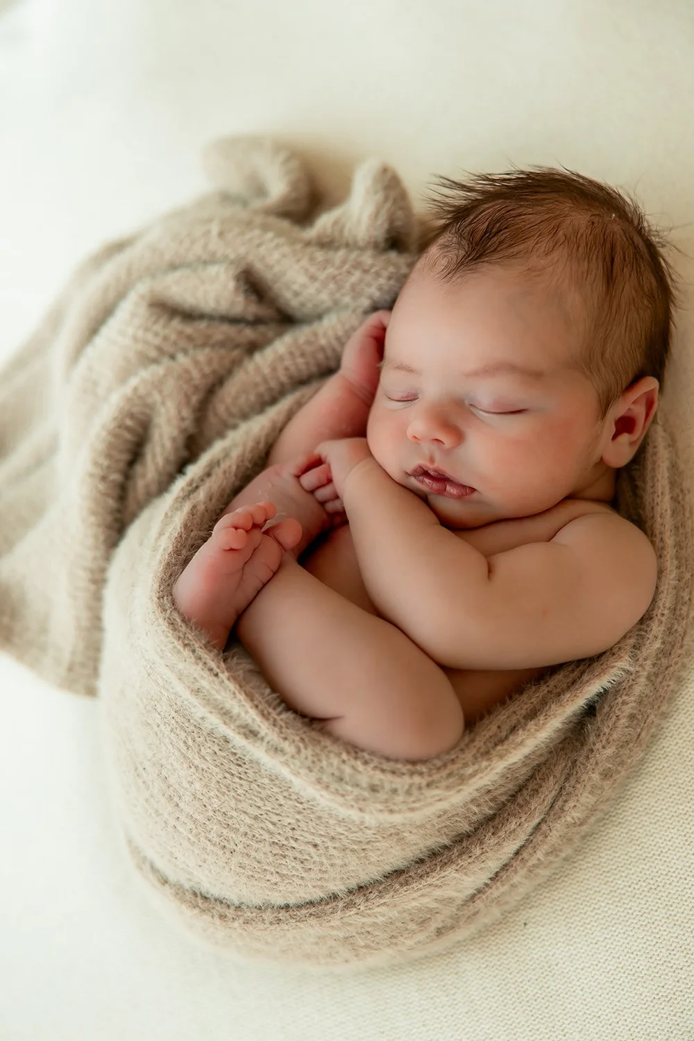 Slapende newborn ingewikkeld in een zachte doek