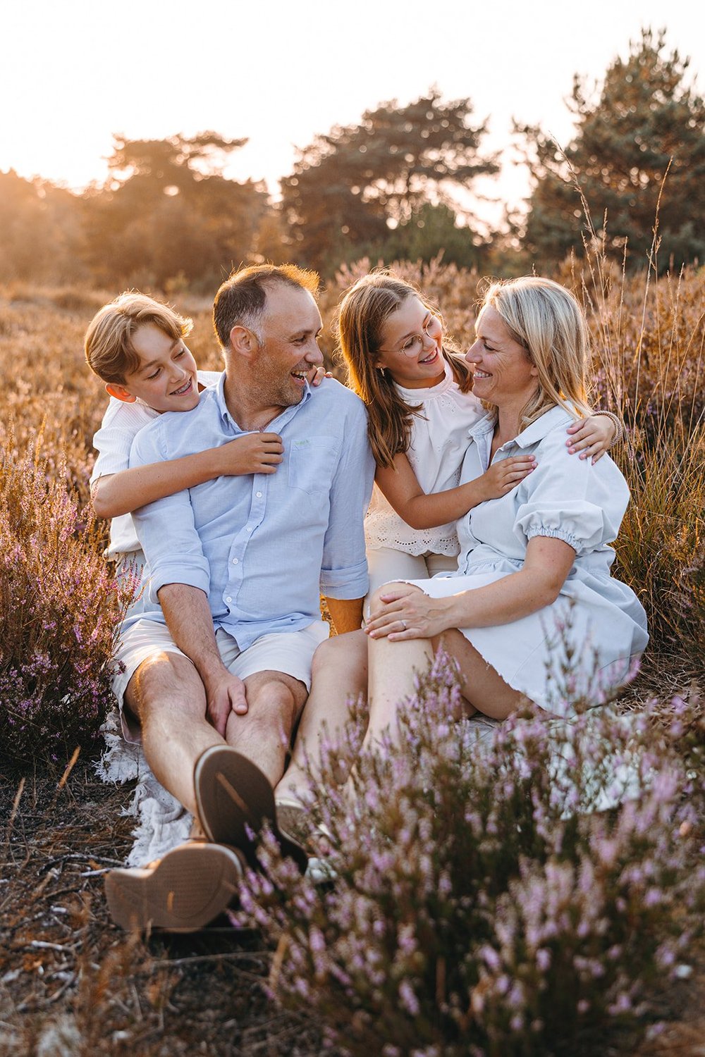 Grootouders en kleinkinderen lachen samen in de heide