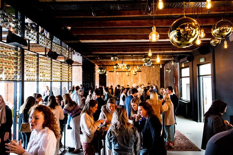 Sfeerbeeld van een bedrijfsevent door W&W Motions