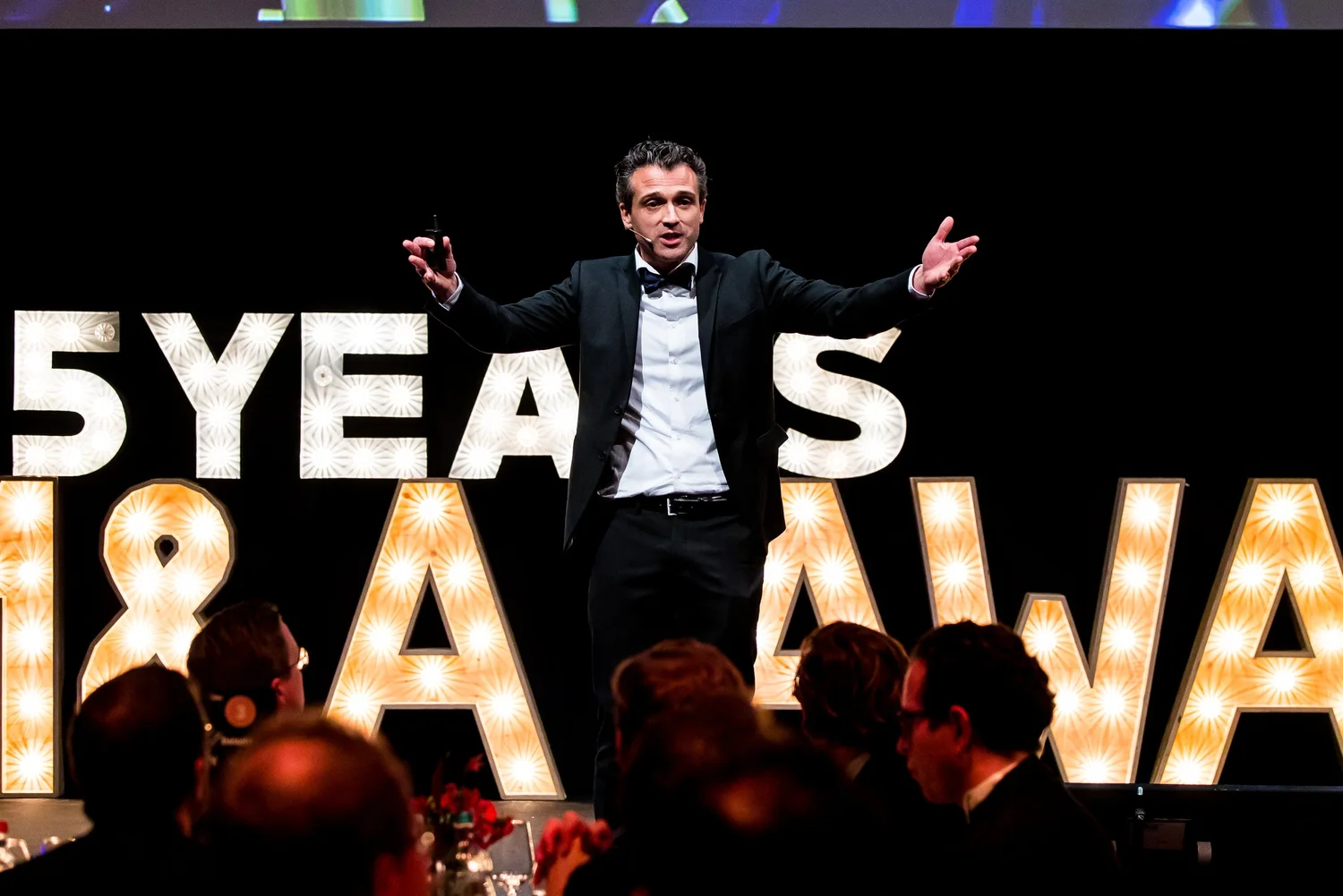 Presentator op het podium van een awardshow