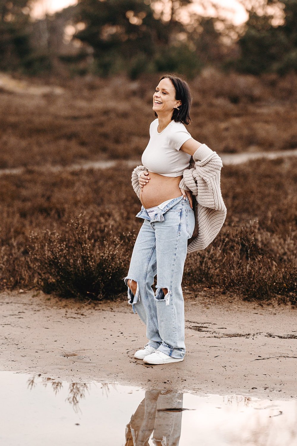 Zwangere vrouw wandelt over de heide