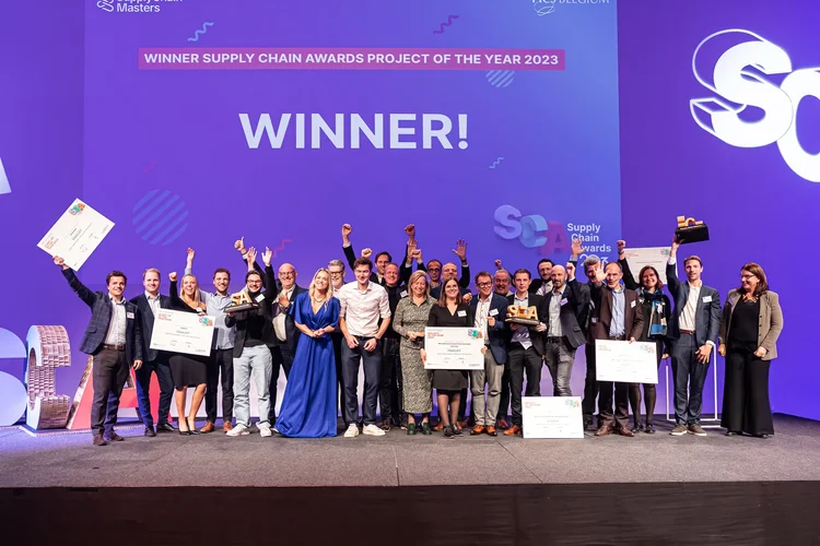 Winnaars vieren op het podium van een awardshow