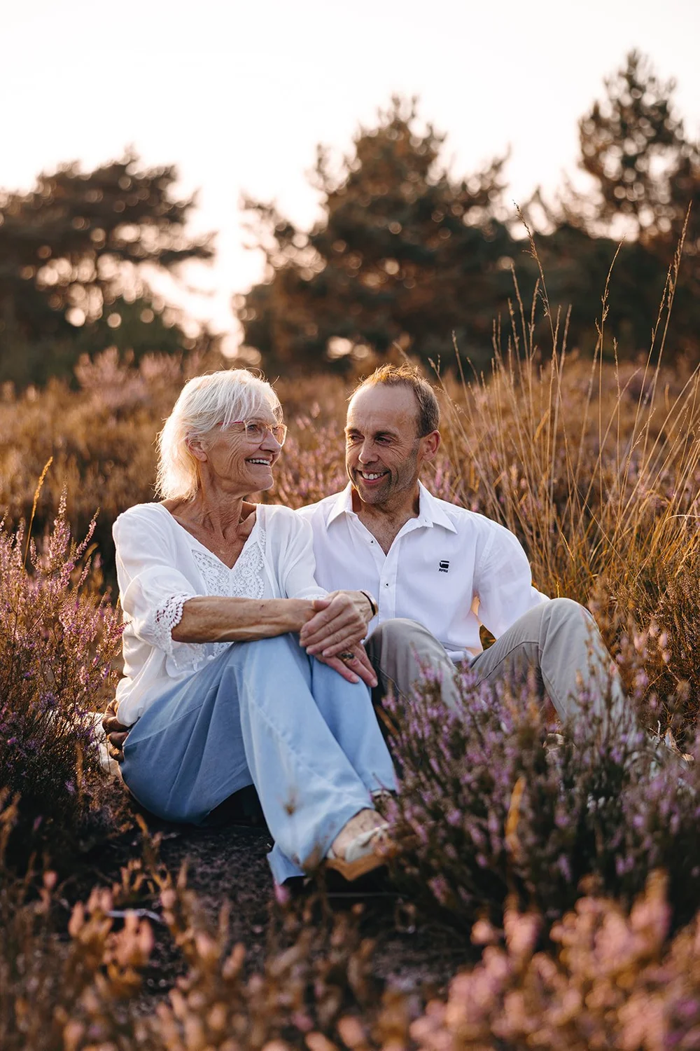 Opa en oma samen in de paarse heide