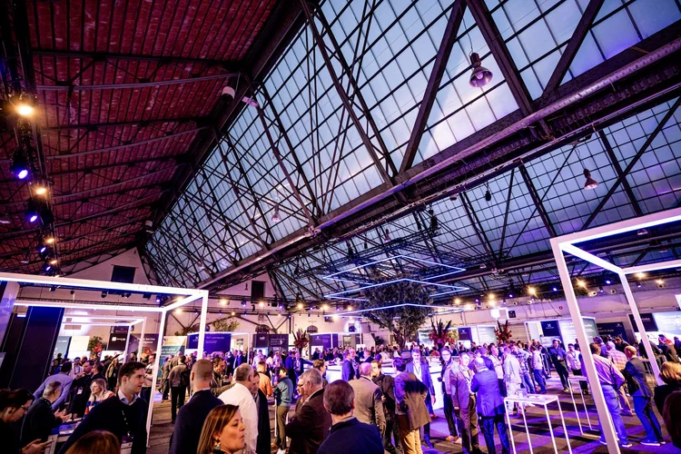 Sfeerbeeld van een bedrijfsevent door W&W Motions