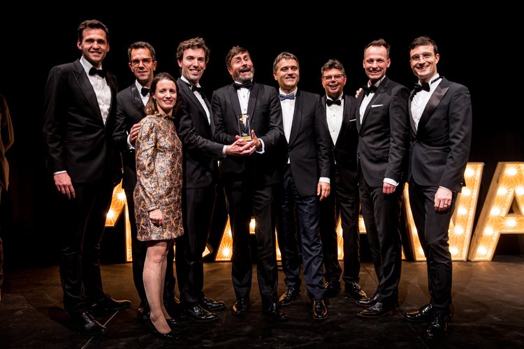 Team in avondkledij op het podium