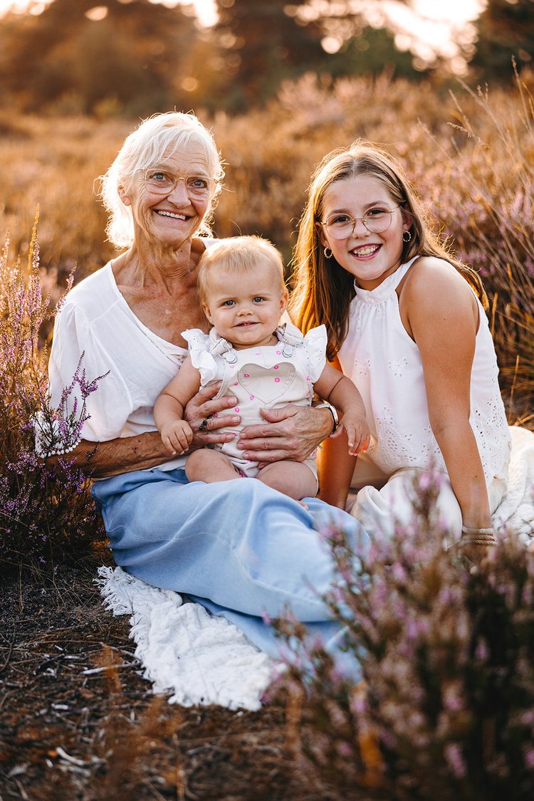 Oma met kleinkind op de heide