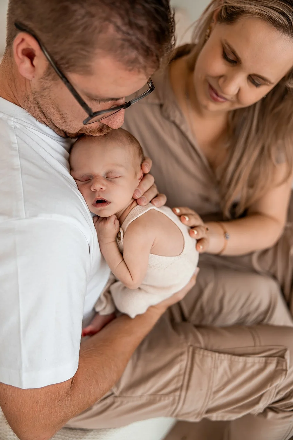 Papa geeft zijn newborn een kusje