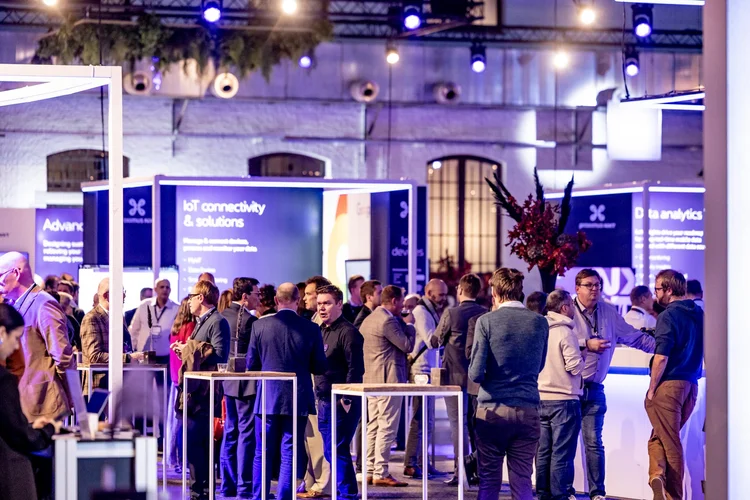 Bezoekers op een technologiebeurs