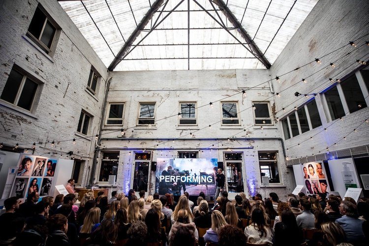 Sfeerbeeld van een bedrijfsevent door W&W Motions