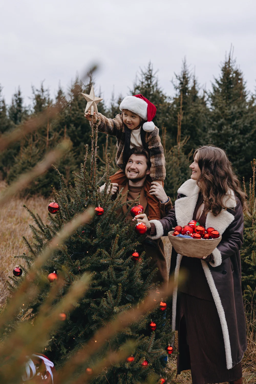 Gezin tijdens de kerstminishoot van W&W Motions tussen de kerstbomen
