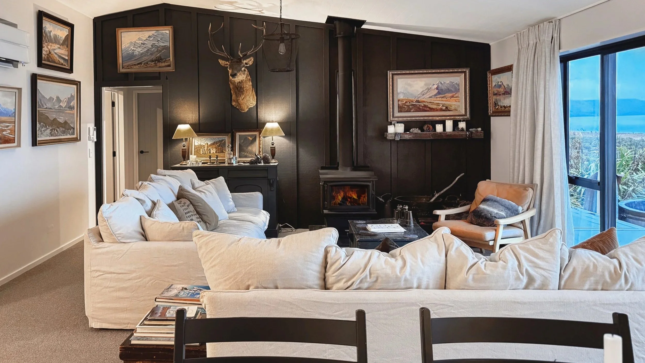 6.7HuxleyOhau-LoungeInterior.1.1.jpg