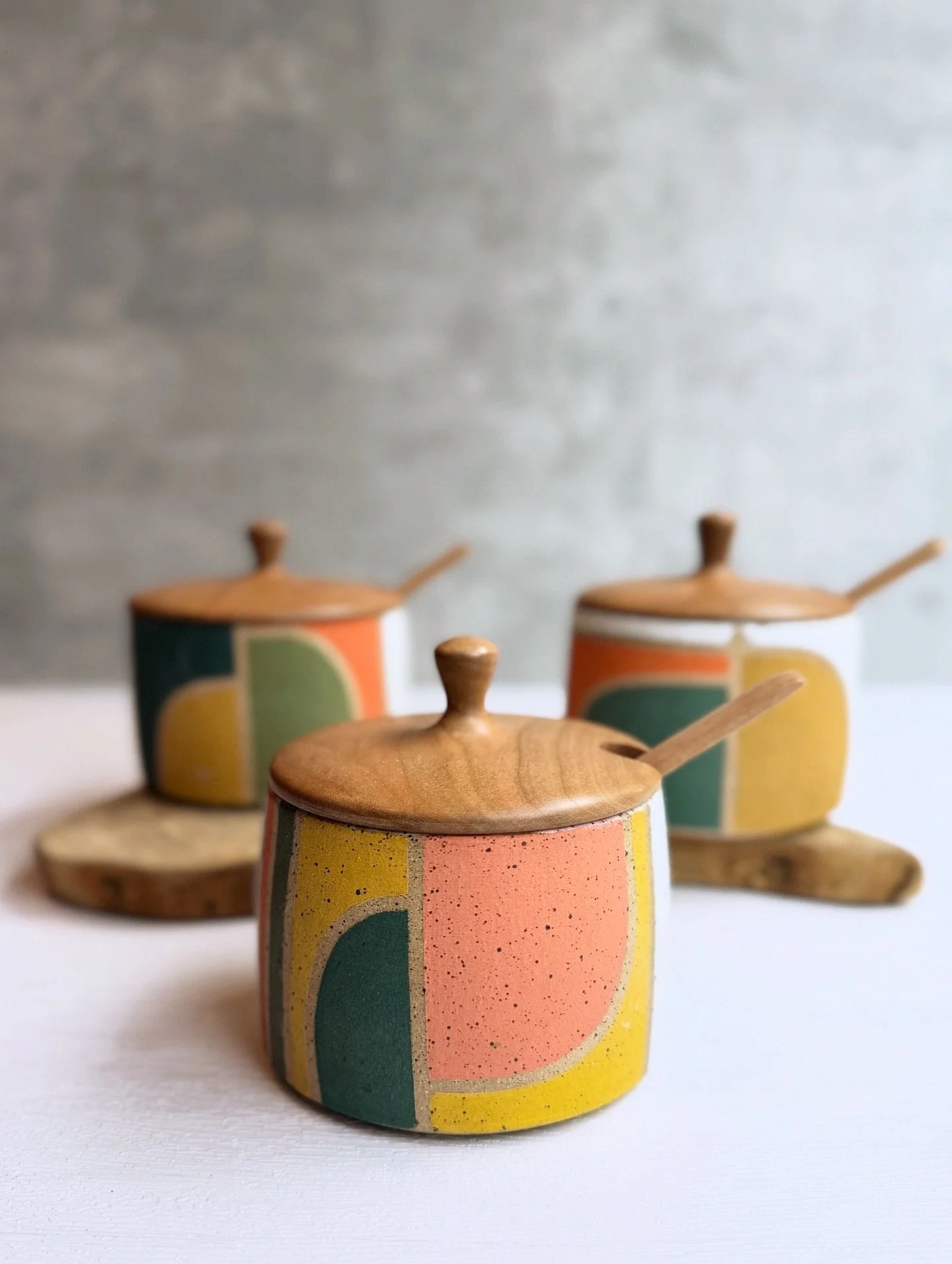 Cherry wood + speckled clay = such a dreamy combo! ✨ This new batch of salt/sugar jars is a special collab with @sjm_woodxwork , each topped with a handcrafted cherry wood lid. Perfect size for the kitchen, with larger ones made for the coffee table 